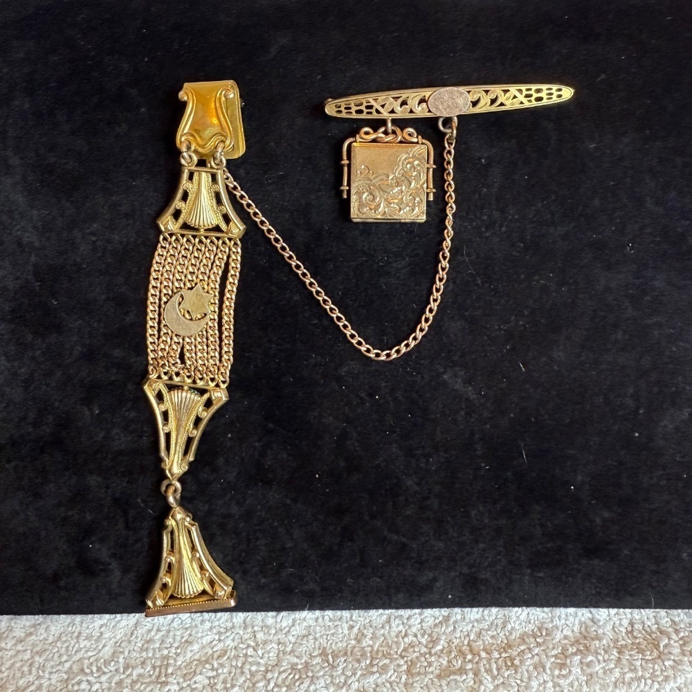 Vintage Pat Sept 22 1920 Chatelaine Style Brooch Pin w/ Photo Locket Gold Tone